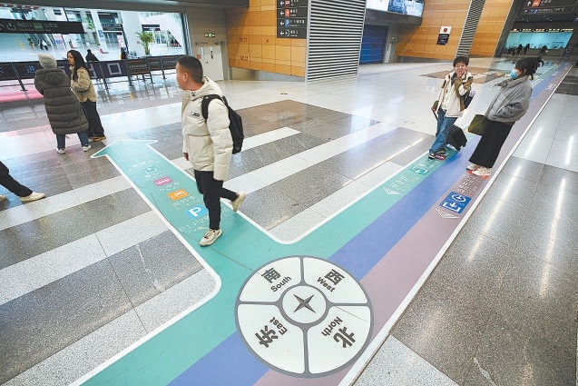 日前，丰台站南枢纽开通运营，增设了“跑道式地标”，全程引导旅客高效换乘地铁、出租车、网约车与公交车。