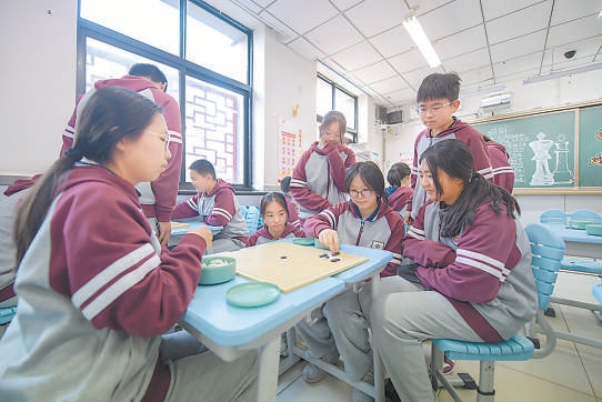 朝阳区教育科学研究院附属学校的学生利用课间休息时间，开展围棋等丰富多彩的活动。