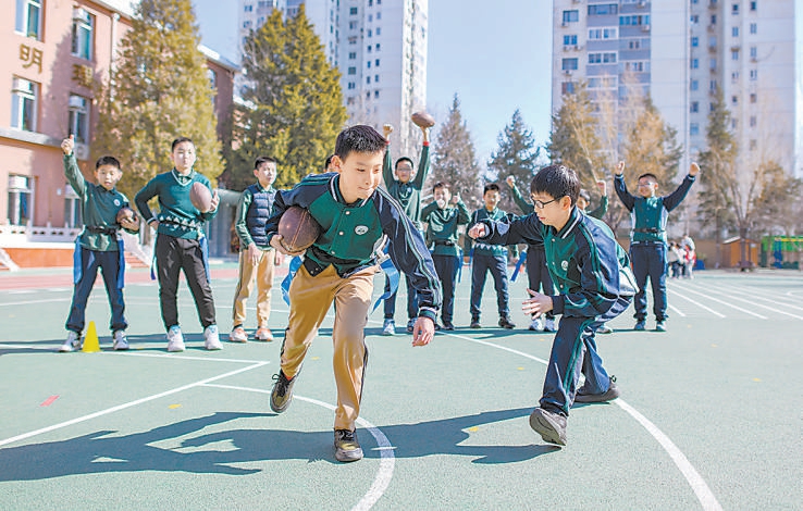 北京林业大学附属小学分男女生开设了橄榄球、综合素养提升等课程。