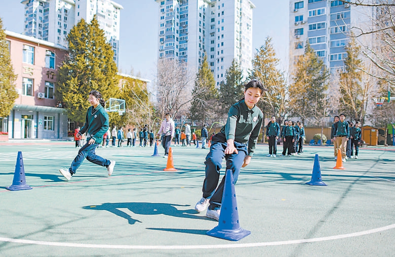 北京林业大学附属小学分男女生开设了橄榄球、综合素养提升等课程。