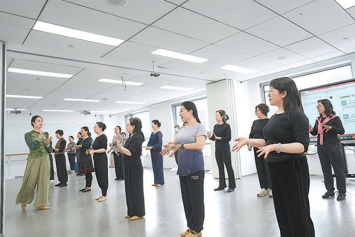 3月10日上午，国家老年大学魏公村校区2025年春季学期正式开学。图为古典舞初级班正在上课。