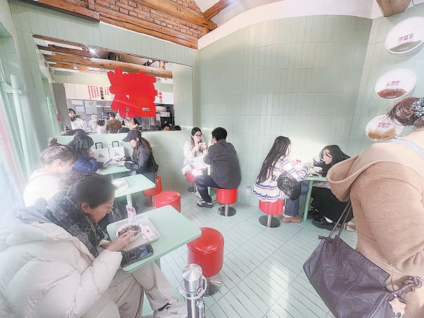 网红糖水专卖店顾客多。