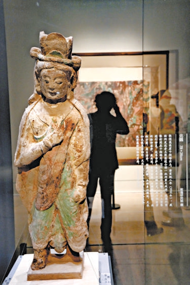观众在中国美术馆参观丝路艺术珍品。