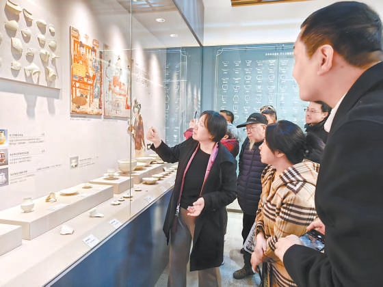 策展人为观众讲解展览。