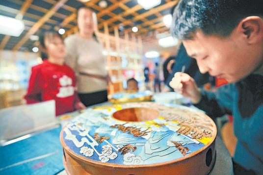 游客体验手作乐趣。