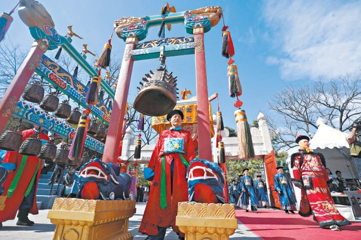3月20日，日坛公园一路鲜花。在圜坛，祭日典仪重现。