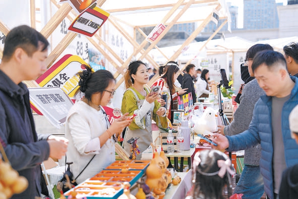 3月22日，位于北苑路88号的北京优农特色农产品市集开市。图为市民在创意展位前选购。