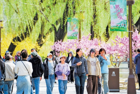 4月2日，圆明园第三十届踏青节开幕，市民游客游园，欣赏春日美景。