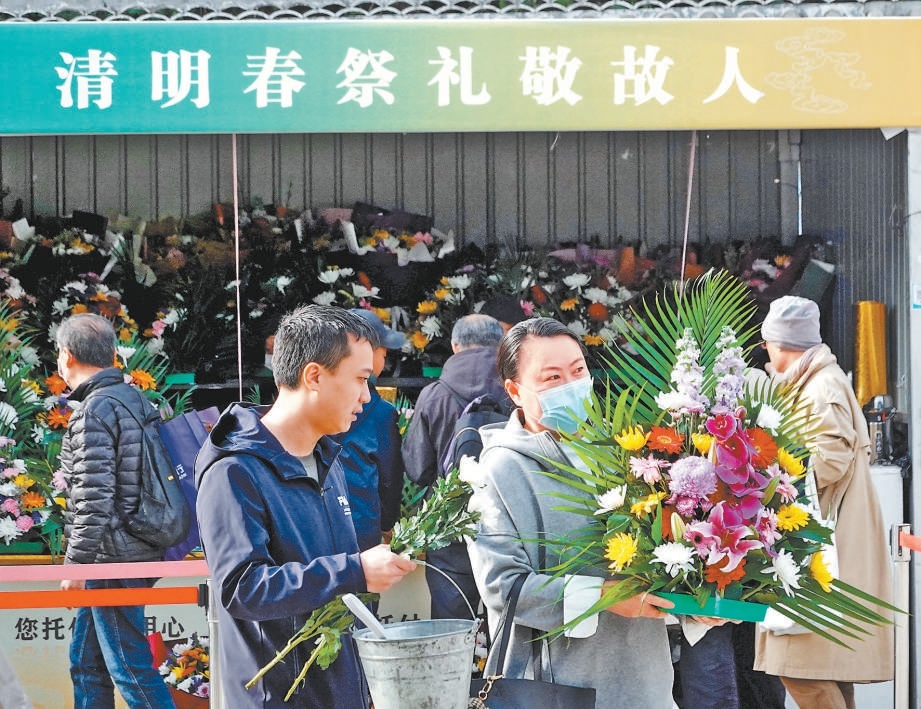 八宝山人民公墓加大免费鲜花、水桶、手推车等便民设施投放数量,方便市民文明绿色祭扫。（安旭东 摄）