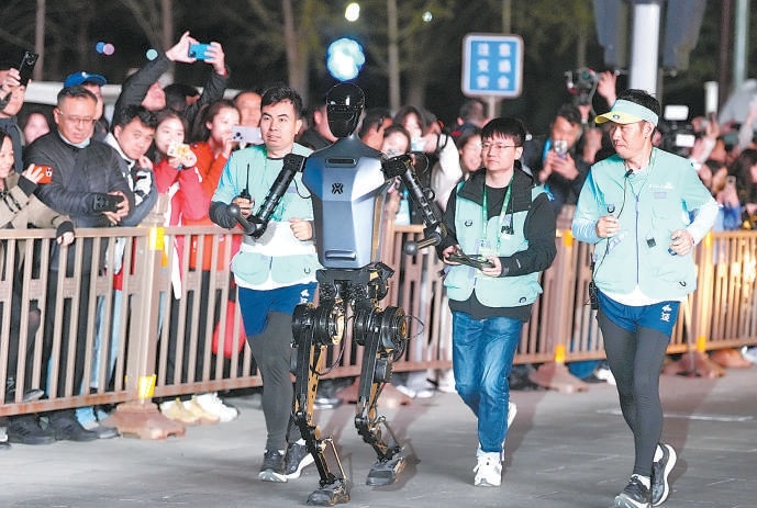 赛事组委会专门组织参赛队进行首场测试赛。