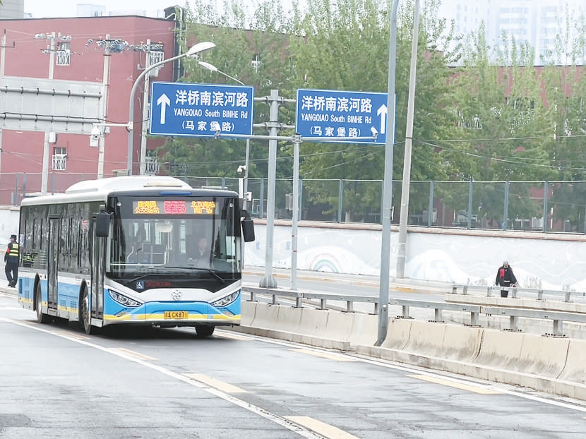 665路公交车正在专用道上行驶。