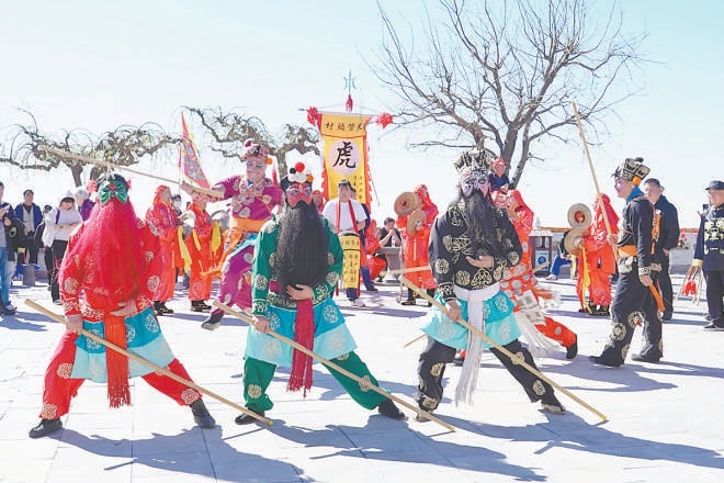 4月28日，妙峰山庙会开幕现场的民俗表演热闹纷呈。