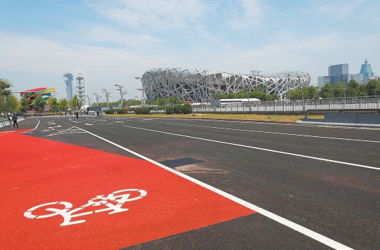 奥林匹克中心区将陆续开通最后5条封闭道路，形成七横七纵、快慢行结合的交通网，方便市民游客驾车、骑行。