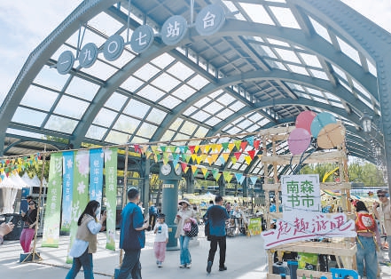 5月1日，2025年“南森书市”在南苑森林湿地公园开幕。市民游客不仅能享受高品质图书文化盛宴，还能欣赏万余平方米景观花海。
