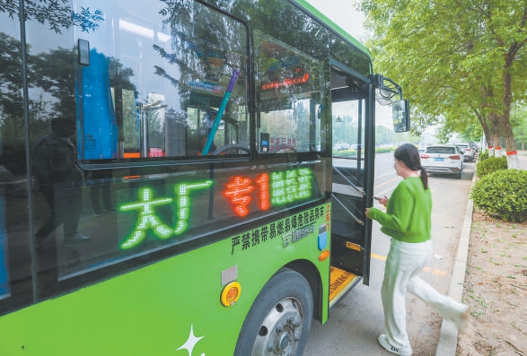 “大厂专1”经停站榕枫园→雅清园西门→雅琴园西门→襄颖园→谭台村东→幸福港湾→汇景园→英国宫→大卫城→雅瑞园→玫瑰园→地铁潞城站