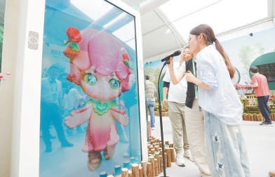 吉祥物“小妙月”交互系统正在给游客答疑。