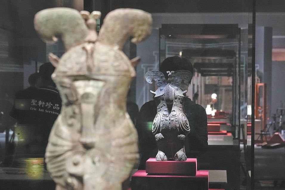 5月15日，在“看·见殷商”展布展现场，分别收藏于国家博物馆和河南博物院的一对鸮尊在展厅聚首。