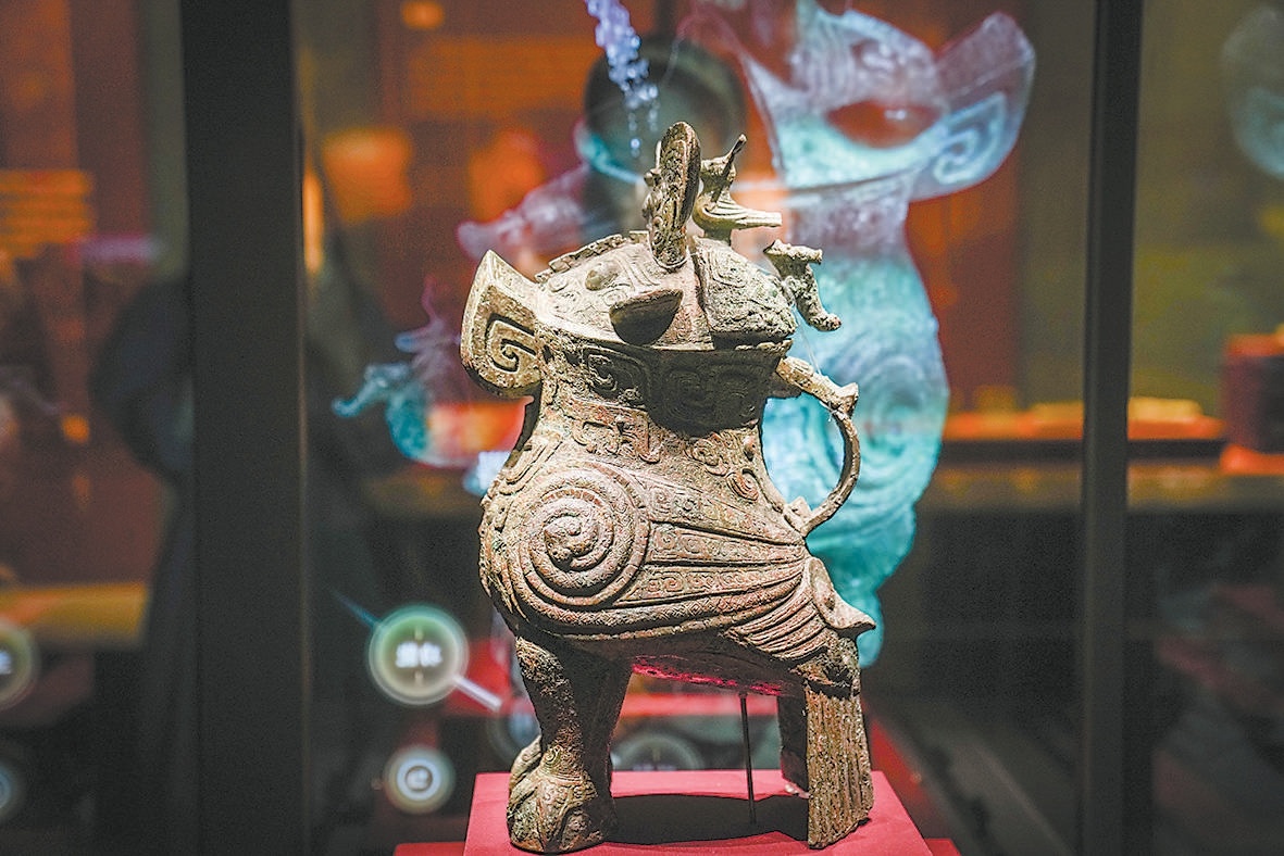 展厅里，中国国家博物馆和河南博物院藏的两件鸮尊各享一个展柜，双“鸮”合璧。图为中国国家博物馆藏的鸮尊。