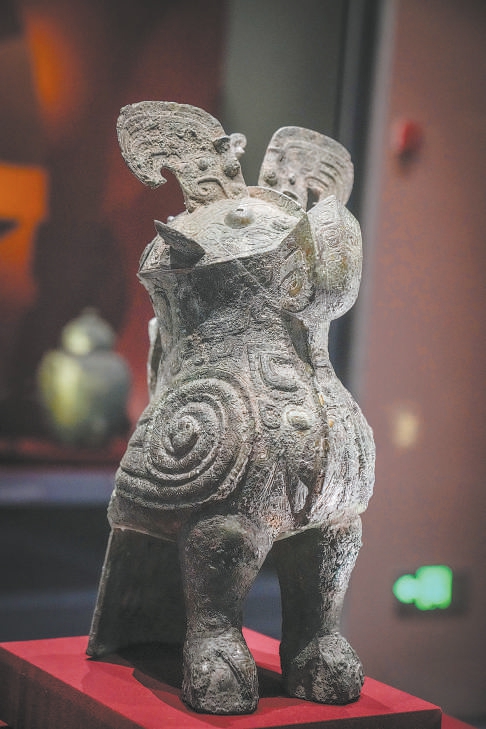 展厅里，中国国家博物馆和河南博物院藏的两件鸮尊各享一个展柜，双“鸮”合璧。图为河南博物院藏的鸮尊。