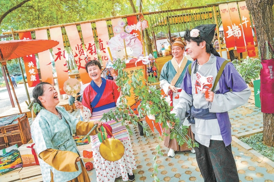 5月30日，大兴区礼贤镇第三届艾草文化季启幕，非遗技艺展演、中医药体验等吸引市民游客领略礼贤镇艾草文化与中医药魅力。