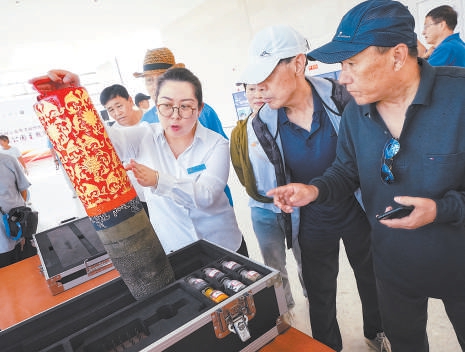6月17日，在路县故城遗址博物馆二层文化长廊，工作人员介绍天坛龙井柱的功能。