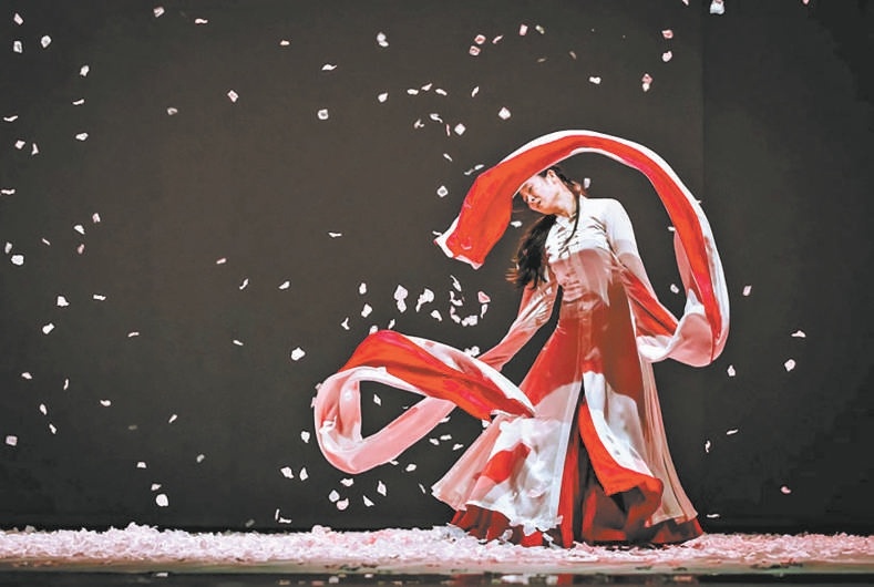 7月25日至26日，“亚彬和她的朋友们”第七季舞剧《青衣》将为吉祥大戏院重张系列演出作结。