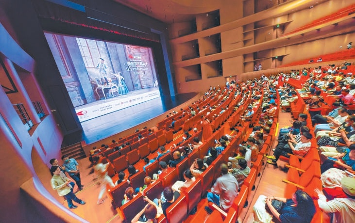 7月19日晚，北京艺术中心里，观众入场等待《费加罗的婚礼》直播开始。