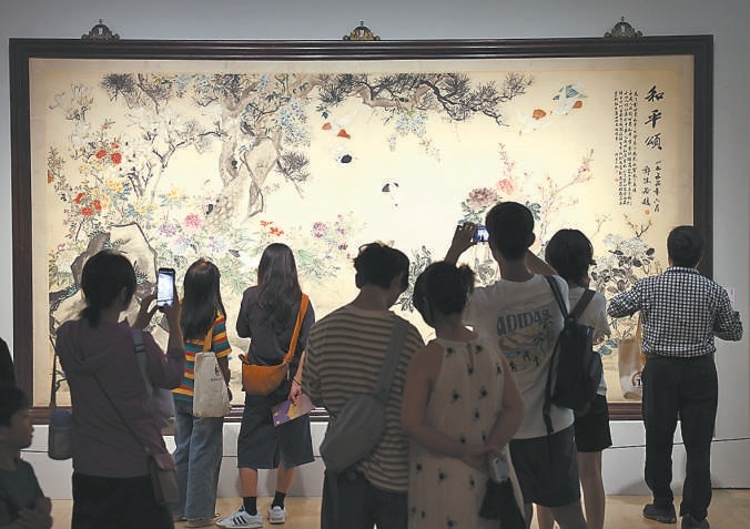观众在中国美术馆参观展出作品《和平颂》。