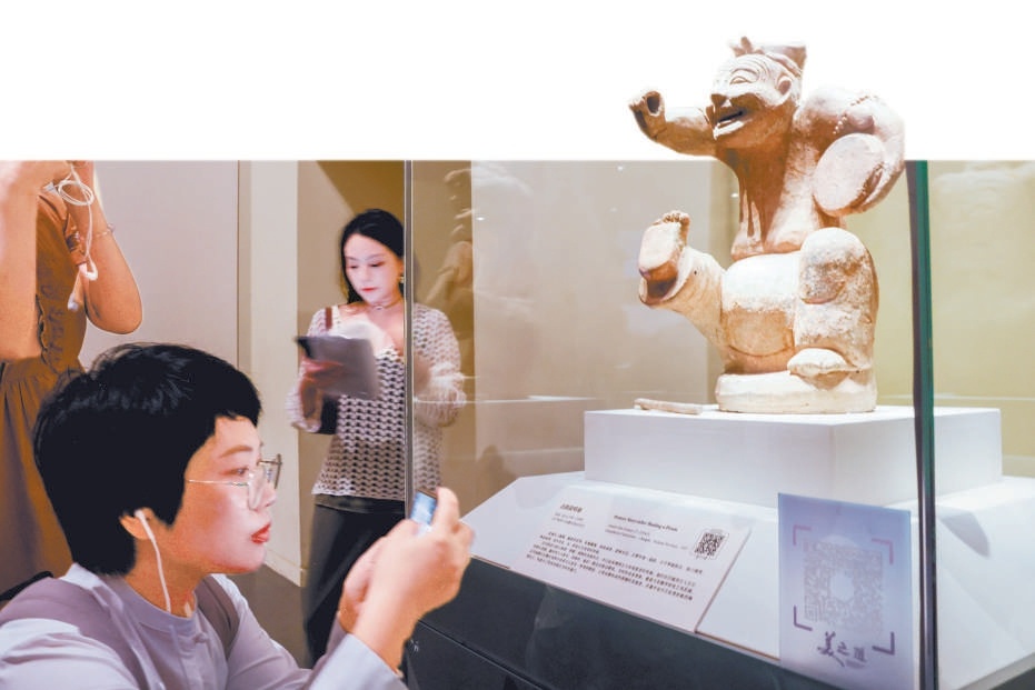 观众扫描展柜上的二维码了解文物背后的美学思想。