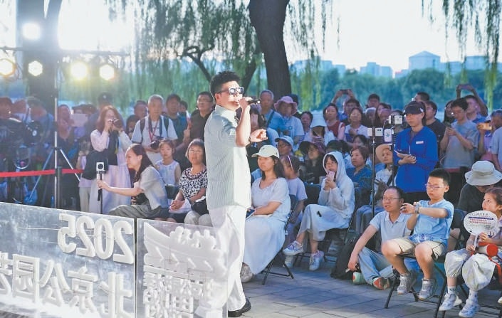 8月9日晚，“百花声度”露天音乐会在玉渊潭公园上演，为纳凉游园的市民游客献上了一场音乐盛宴。