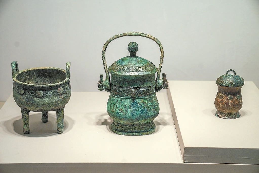 首次集中展出的三件作册奂器（作册奂鼎、作册奂卣、作册奂觯）。