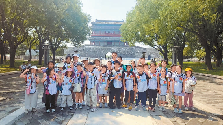 孩子们在永定门走读北京南中轴线。