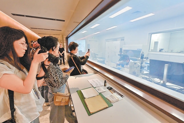 未来，参观者可在“文物医院”的展示功能区近距离观摩文物修复师工作。
