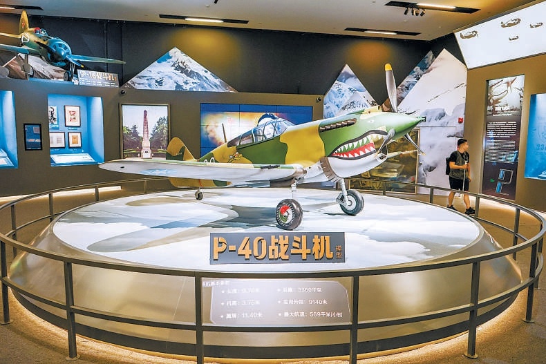 展品中的P-40战斗机模型。