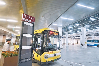 群芳交通枢纽的公交场站。 群芳交通枢纽的公交场站。