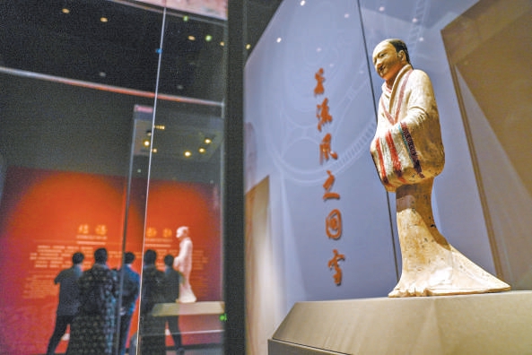 塑衣式彩绘侍女俑。