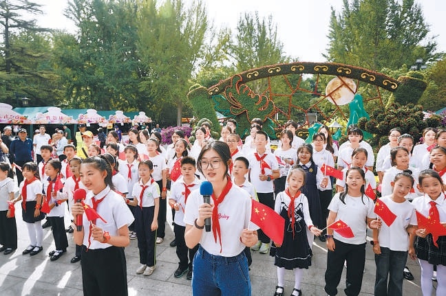 国庆中秋假期首日，陶然亭公园特邀5所共建院校60余名青少年，开展“祖国 听我们唱”快闪活动，大家合唱《灯火里的中国》《歌唱祖国》等经典曲目，以青春之声传递爱国情。