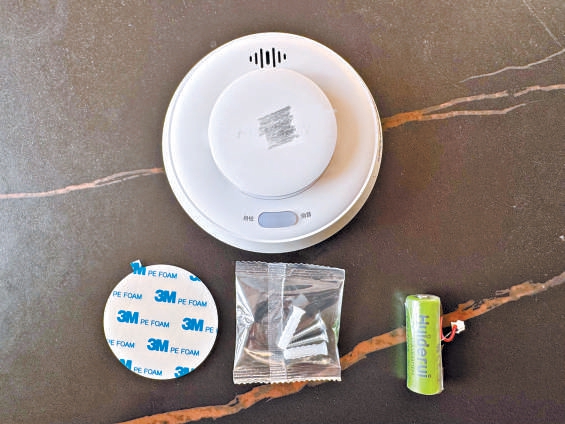 4G款的烟感报警器部件。