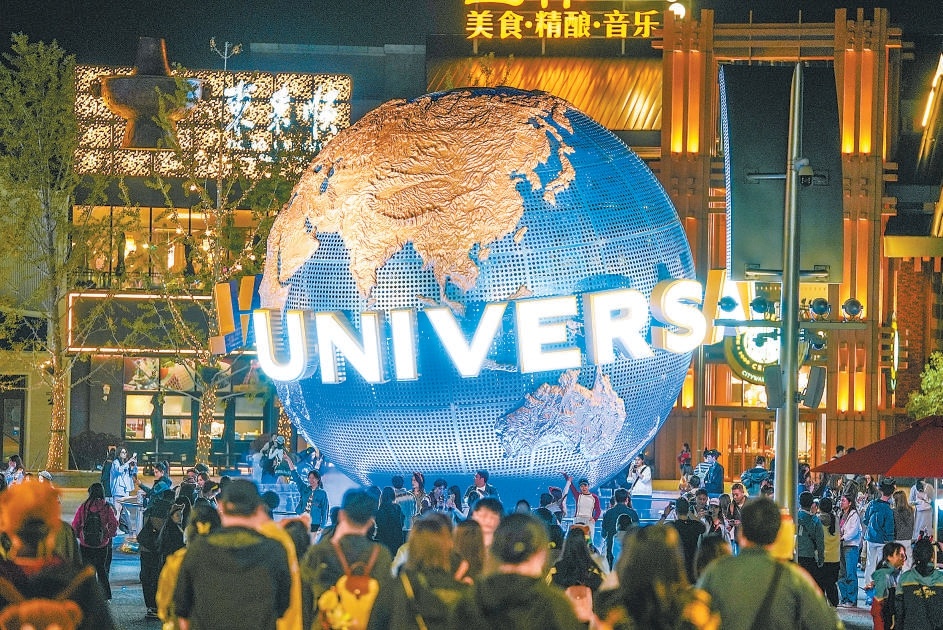 环球影城靓丽夜景吸引众多游客。