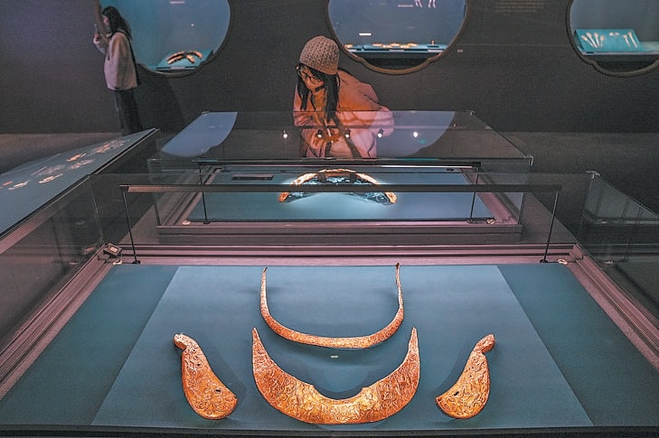 观众仔细欣赏展品。 观众仔细欣赏展品。