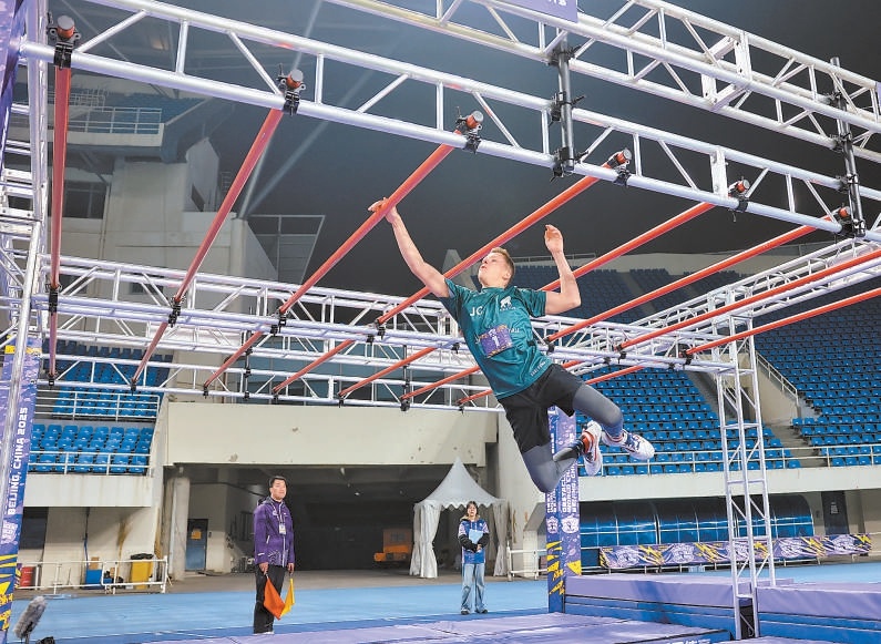 首届障碍跑世界锦标赛在北京奥林匹克体育中心体育场举行,选手在比赛中穿越障碍。 首届障碍跑世界锦标赛在北京奥林匹克体育中心体育场举行,选手在比赛中穿越障碍。