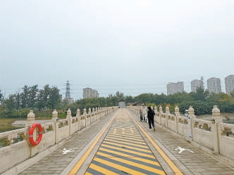 北关分洪闸上方桥区开放,市民从桥区穿行无需绕路。 北关分洪闸上方桥区开放,市民从桥区穿行无需绕路。