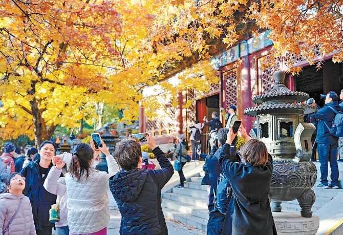 11月2日,众多游人赴香山赏秋,彩叶与古建相映成趣,移步之间,光影变幻不断,园内处处成画,美不胜收。 11月2日,众多游人赴香山赏秋,彩叶与古建相映成趣,移步之间,光影变幻不断,园内处处成画,美不胜收。