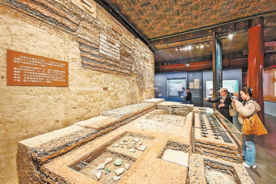 游客正在地层标本前拍照欣赏。 游客正在地层标本前拍照欣赏。