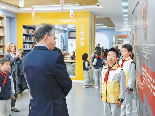 小讲解员正在为希腊驻华大使介绍展览。 小讲解员正在为希腊驻华大使介绍展览。