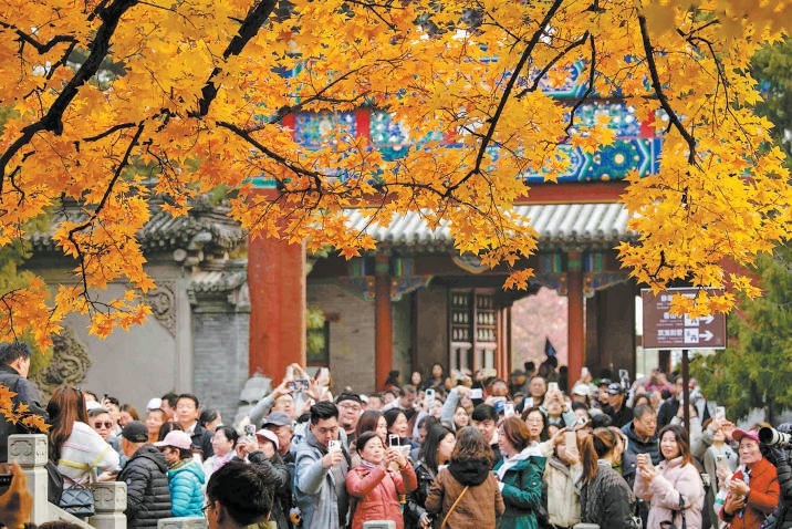 红叶节期间,香山公园游人如织。 红叶节期间,香山公园游人如织。