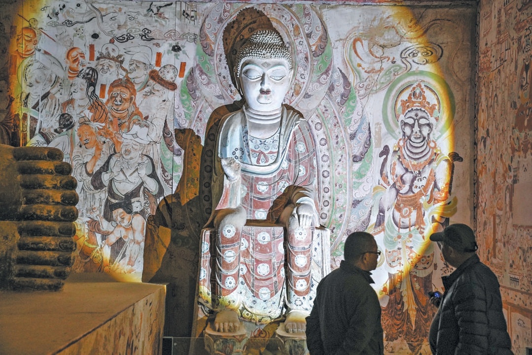 “如是莫高”敦煌艺术大展·第二季11月12日在北京展览馆正式开幕。图为参观者在复原洞窟内参观。 “如是莫高”敦煌艺术大展·第二季11月12日在北京展览馆正式开幕。图为参观者在复原洞窟内参观。