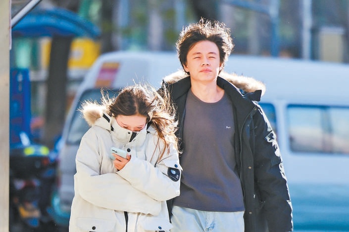 11月16日,京城迎来大风降温天气,在丰台区蒲黄榆路口,大风让行人感受到冬日寒意。 11月16日,京城迎来大风降温天气,在丰台区蒲黄榆路口,大风让行人感受到冬日寒意。