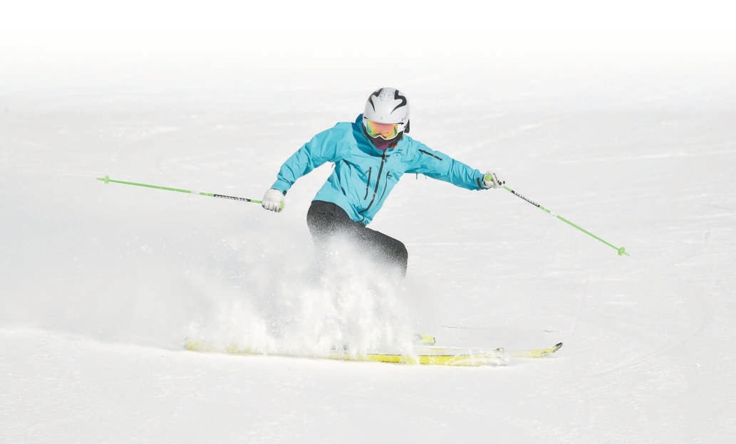 国家高山滑雪中心“雪飞燕”开板首日，雪友畅享滑雪乐趣。