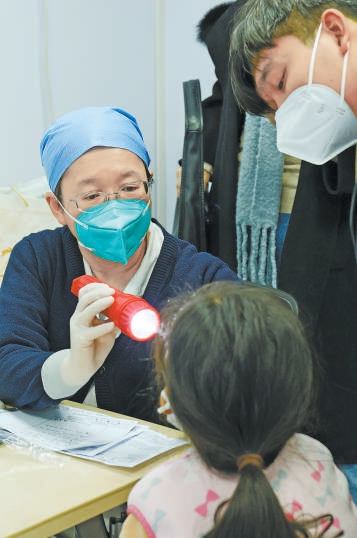 北京儿童医院医生为小患者做检查。 北京儿童医院医生为小患者做检查。